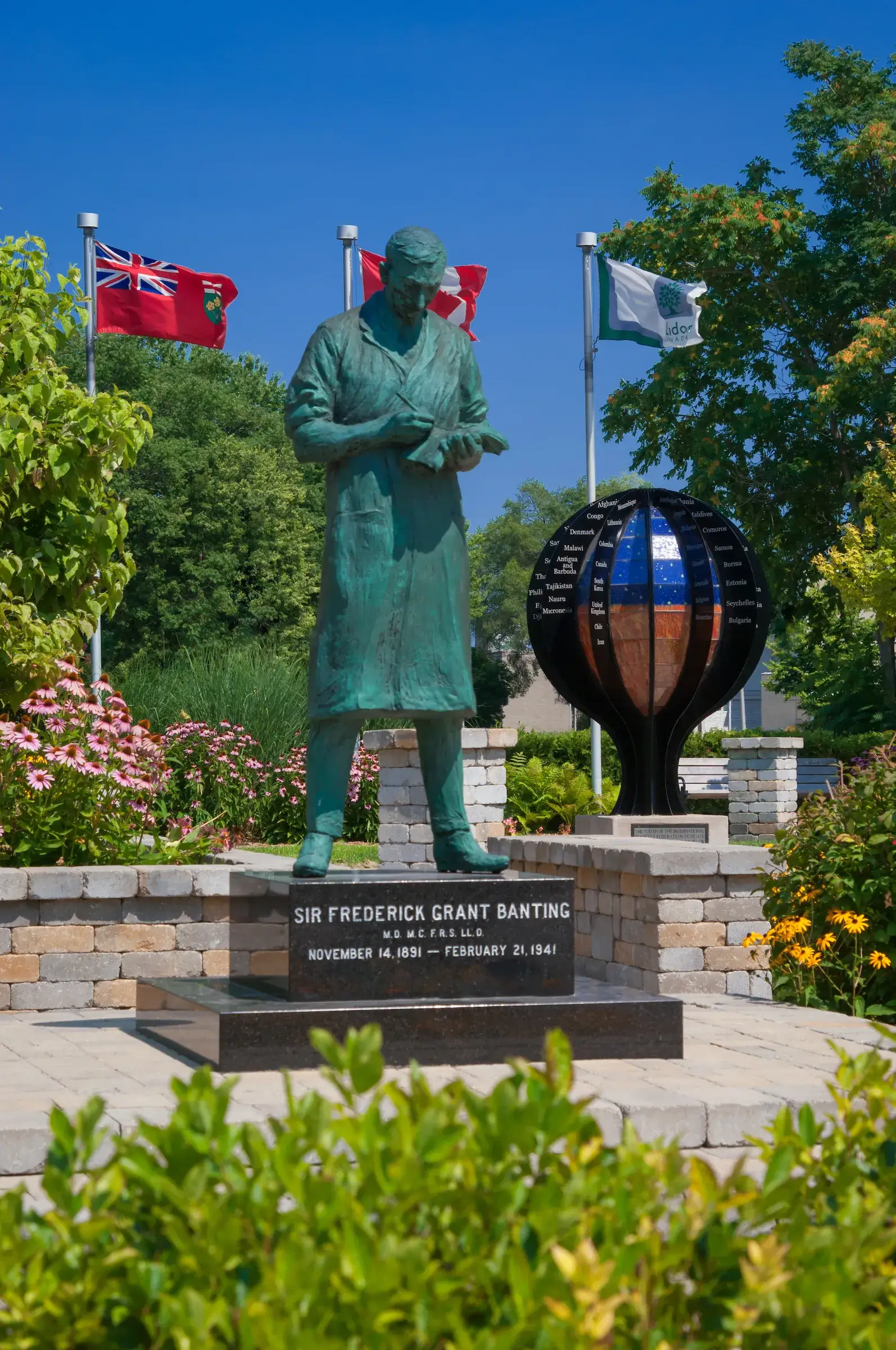 banting-statue-and-globe banting-statue-and-globe